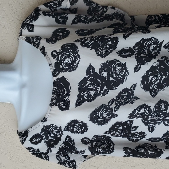 Torrid sz 0 white open back top with black roses - Picture 2 of 12